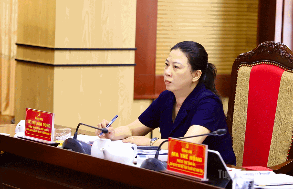 Phó Bia thư Thường trực Tỉnh uỷ, Trưởng đoàn ĐBQH khoá XVI đơn vị tỉn Tuyên Quang Lê Thị Kim Dung dự cuộc họp.