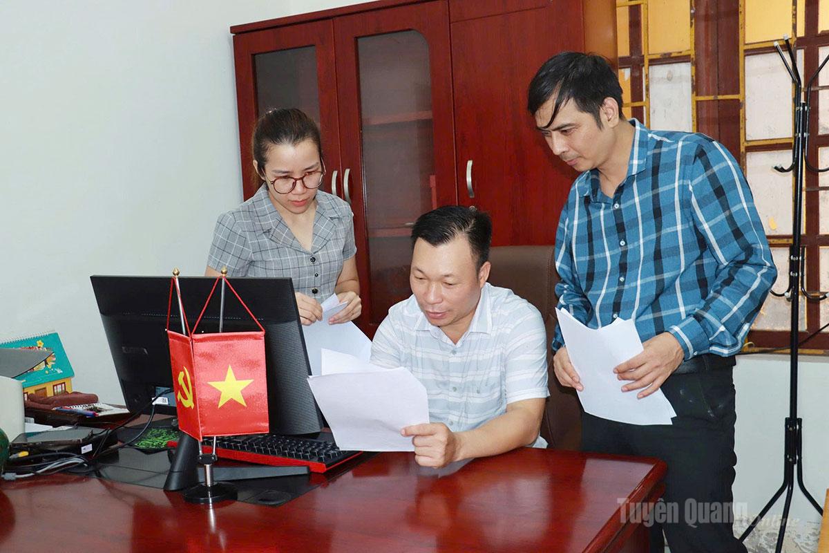 Cán bộ xã Ngọc Đường xem xét hồ sơ thủ tục hành chính của công dân.