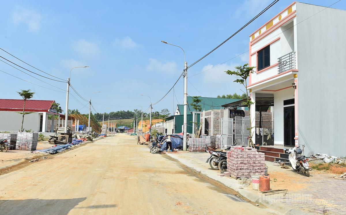 Một góc khu tái định cư xã Nhữ Khê đang được người dân xây dựng nhà ở.