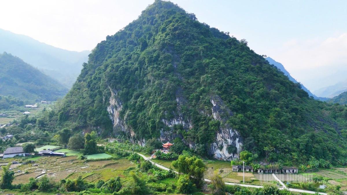 Dãy núi đá đó giờ vẫn còn như nguyên vẹn, nhưng những nhà tre, vách nứa nằm sát bên vách mép đá ngày ấy giờ một phần được thay thế bằng Nhà tưởng niệm các Anh hùng liệt sĩ.