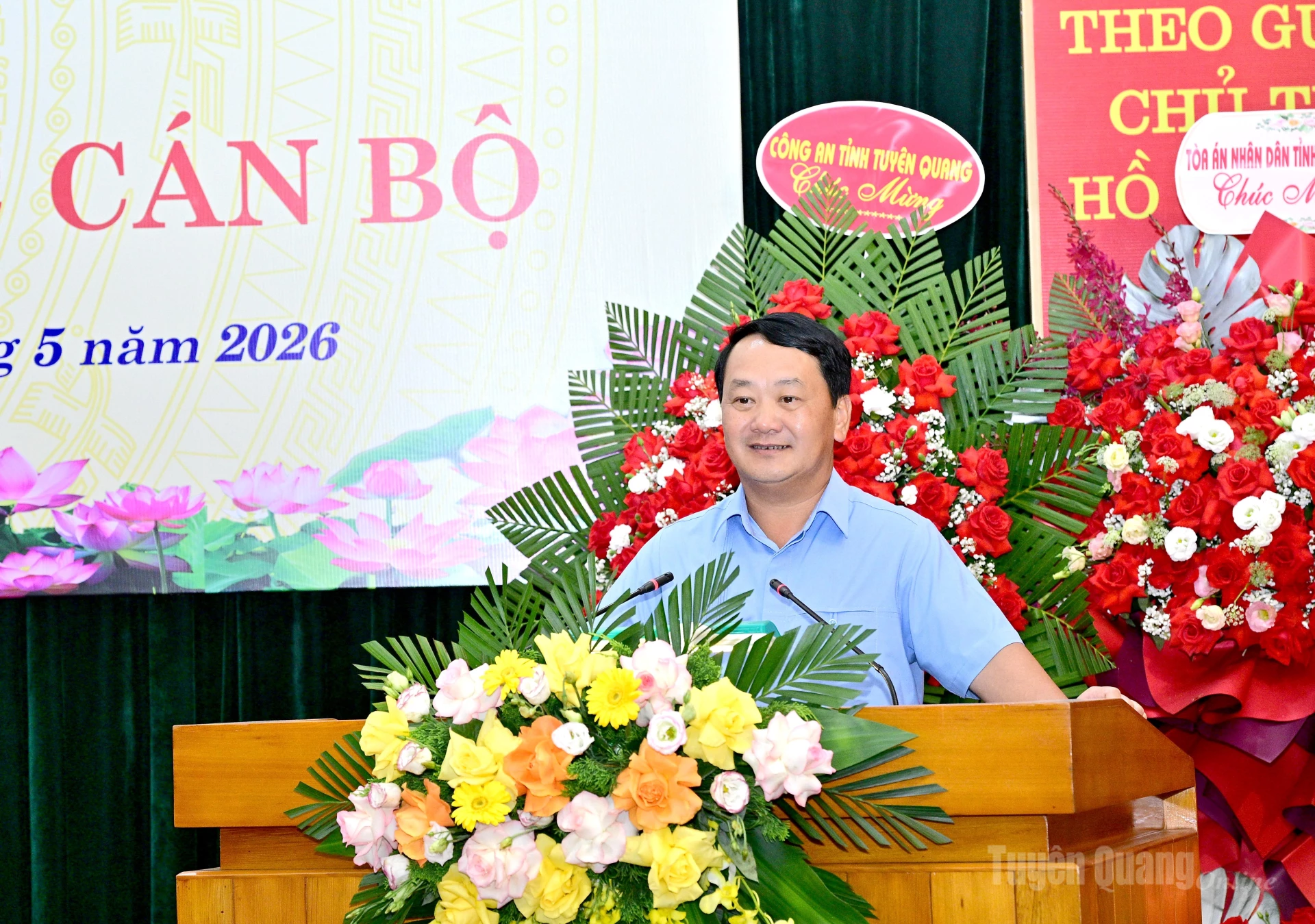 Bí thư Tỉnh ủy Tuyên Quang Hầu A Lềnh phát biểu chúc mừng, giao nhiệm vụ.
