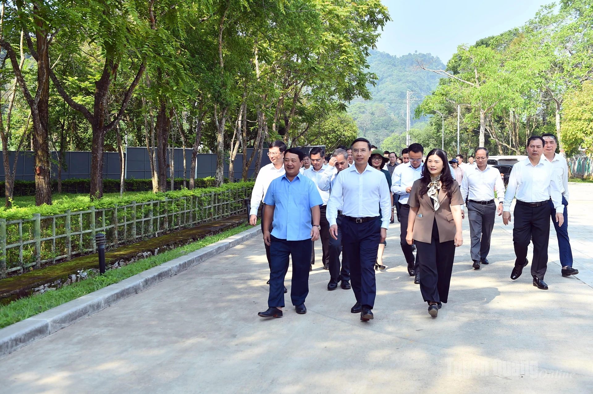 Các đồng chí lãnh đạo Ngân hàng Nhà nước Việt Nam và lãnh đạo tỉnh tại Khu di tích Quốc gia đặc biệt Tân Trào.