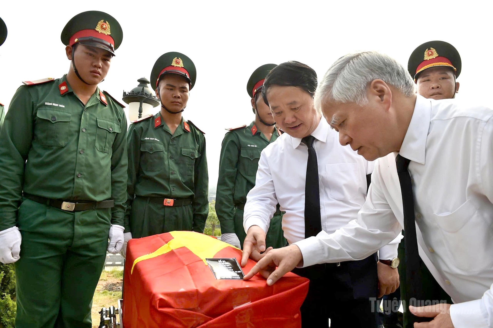 Đồng chí Đỗ Văn Chiến, Ủy viên Bộ Chính trị, Phó Chủ tịch Thường trực Quốc hội kiểm tra số hiệu phần mộ tập thể. Ảnh: Thanh Phúc