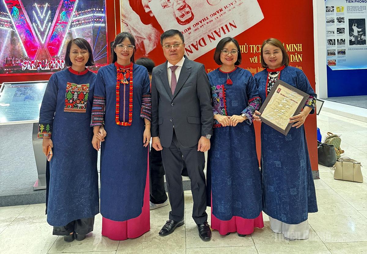 Đồng chí Lê Quốc Minh, Tổng Biên tập Báo Nhân Dân, Chủ tịch Hội Nhà báo Việt Nam chụp ảnh cùng các nữ nhà báo Tuyên Quang đoạt giải.