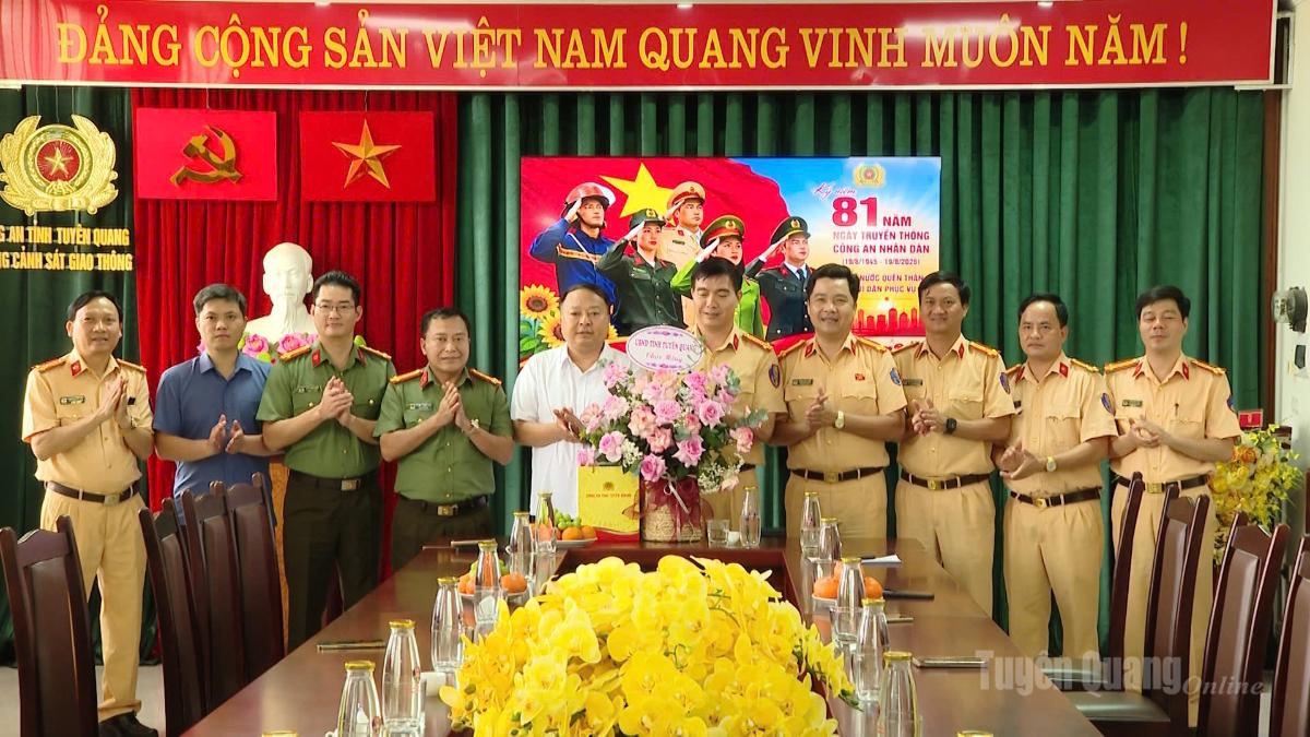 Đồng chí Chủ tịch UBND tỉnh Phan Huy Ngọc chúc mừng cán bộ chiến sĩ Phòng Cảnh sát giao thông.