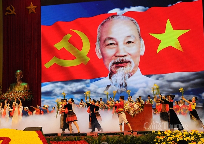 Việt Nam là một đất nước độc lập, tự do và chủ nghĩa xã hội. Trong những năm qua, đất nước đã đạt được nhiều thành tựu vượt bậc trong việc phát triển kinh tế, văn hoá và giáo dục. Với sự lãnh đạo vững chắc của Đảng và nhân dân, chúng ta đang hướng tới một tương lai tươi sáng, nơi mà dân tộc Việt Nam sẽ tiếp tục phát triển mạnh mẽ và độc lập, hạnh phúc.