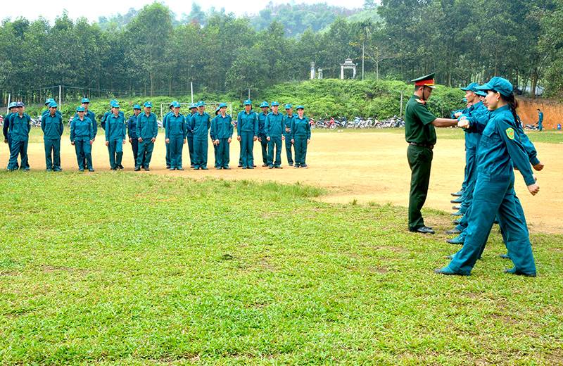 Lực lượng dân quân năm thứ nhất của huyện Yên Sơn huấn luyện nội dung điều lệnh.